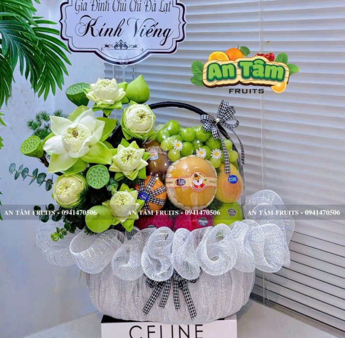 GIỎ TRÁI CÂY CÓ NHO PHỐI HOA SEN