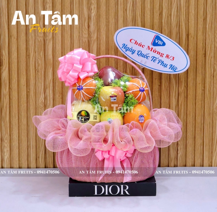 GIỎ TRÁI CÂY TONE HỒNG CHÚC MỪNG NGAY 8 THÁNG 3