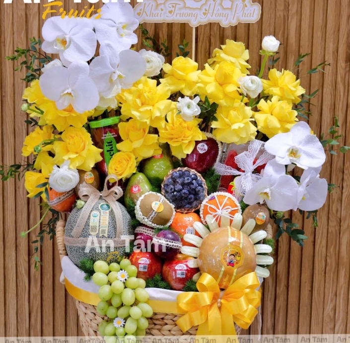 Giỏ trái cây phối hoa hiện đại