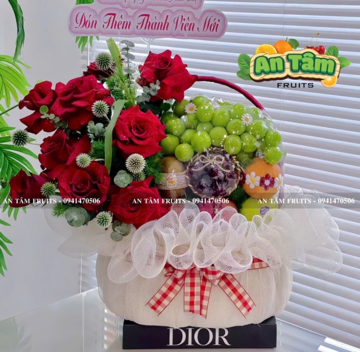 GIỎ TRÁI CÂY HOA HỒNG ĐỎ MỪNG GIA ĐÌNH ĐÓN THÀNH VIÊN MỚI