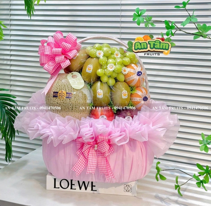GIỎ TRÁI CÂY CHẤT LƯỢNG MIX LƯỚI TONE HỒNG XINH XẮN CHÚC MỪNG SINH NHẬT SẾP