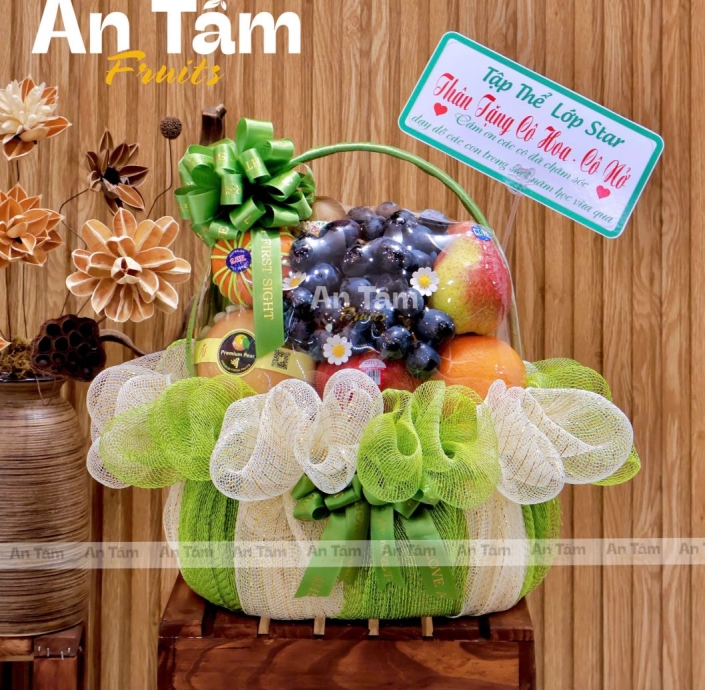 GIỎ TRÁI CÂY PHỐI TONE XANH LÁ VÀ KEM CẢM ƠN CÔ