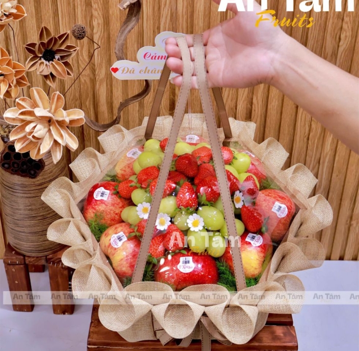 KHAY XÁCH MIX 3 LOẠI TRÁI CHẤT LƯỢNG DÂU HÀN ENVY VÀ NHO XANH TONE NÂUSANG TRỌNG