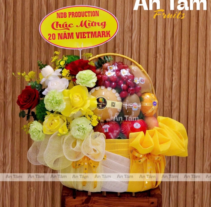 GIỎ TRÁI CÂY PHỐI HOA CHÚC MỪNG NGÀY KỈ NIỆM 
