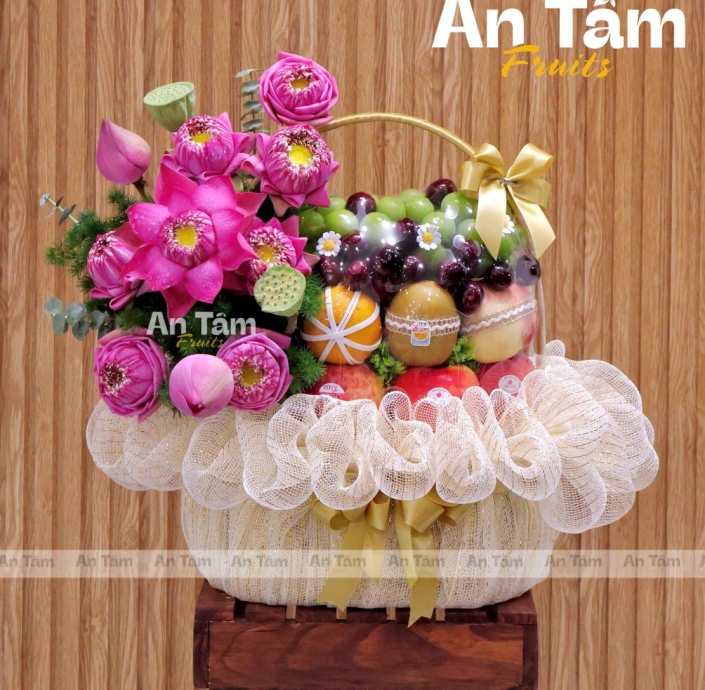 GIỎ TRÁI CÂY PHỐI HOA SEN HỒNG DÂNG HƯƠNG