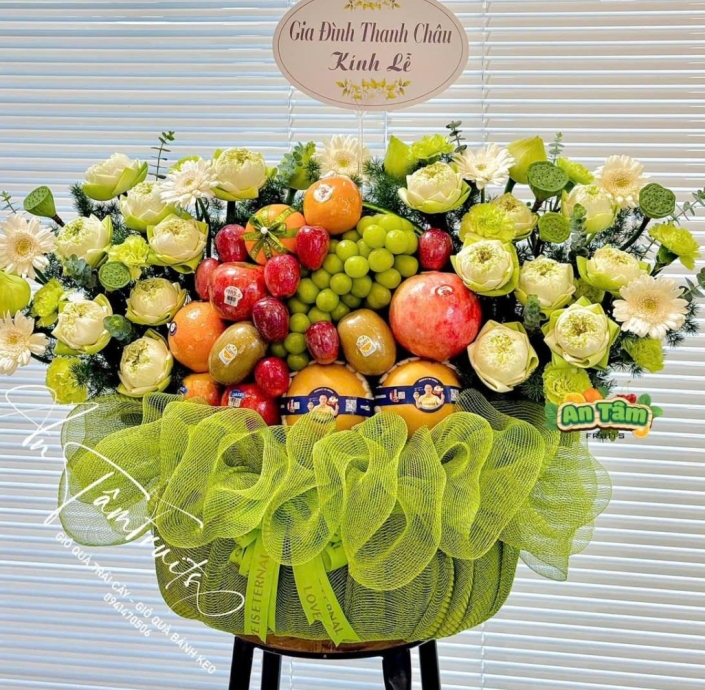 GIỎ TRÁI CÂY PHỐI HOA SEN 2 BÊN KÍNH LỄ 