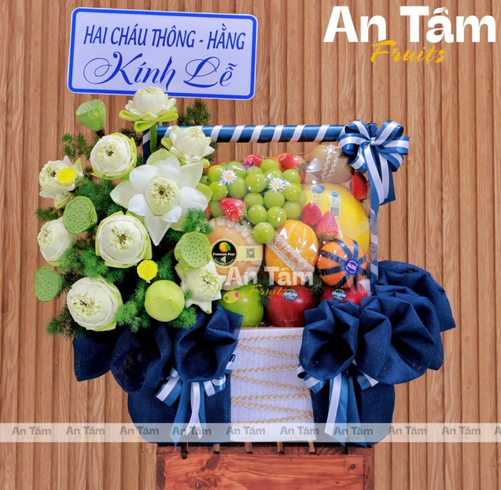 GIỎ TRÁI CÂY PHỐI HOA SEN NẶNG TRĨU CHẤT LƯỢNG