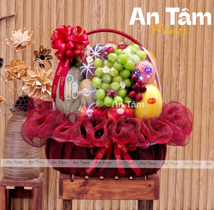 GIỎ TRÁI CÂY TONE ĐỎ MIX ĐEN SANG TRỌNG RA MẮT 2 BÊN GIA ĐÌNH 