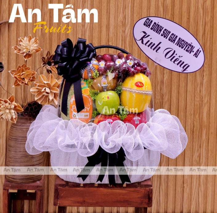 GIỎ TRÁI CÂY KÍNH VIẾNG TONE TRẮNG CÓ NHO