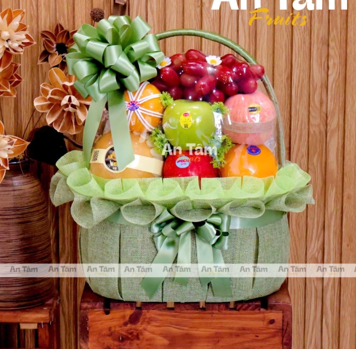 GIỎ TRÁI CÂY PHỐI LƯỚI CÓ NHO ĐỎ