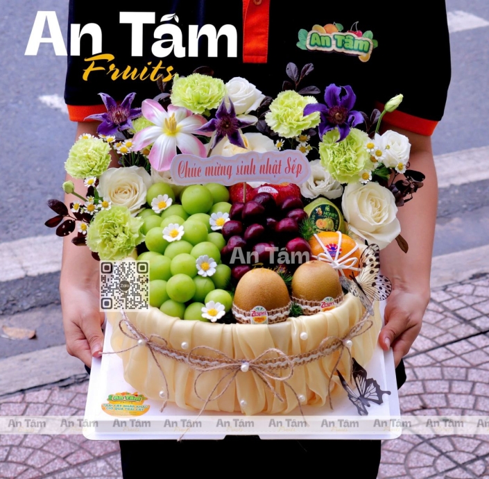BÁNH KEM TRÁI CÂY HIỆN ĐẠI TONE VÀNG PHỐI HOA CAO CẤP