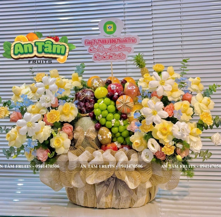 GIỎ TRÁI CÂY PHỐI HOA TONE VÀNG HIỆN ĐẠI 