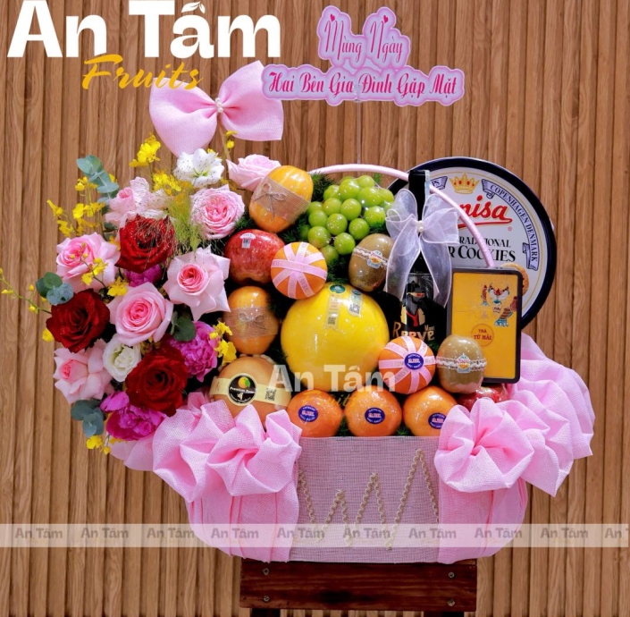 GIỎ TRÁI CÂY PHỐI HOA TONE HỒNG NGỌT NGÀO RA MẮT 