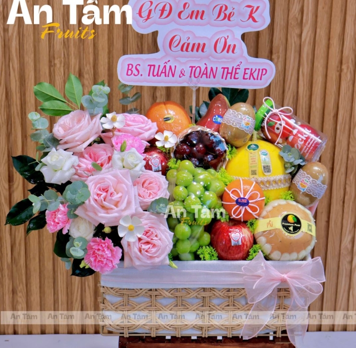 KHAY MÂY TRÁI CÂY PHỐI HOA HIỆN ĐẠI CẢM ƠN BÁC SĨ VÀ EKIP TONE HỒNG 